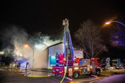 Kornwestheim: Asylbewerberheim in Vollbrand - Grosseinsatz der Rettungskraefte 